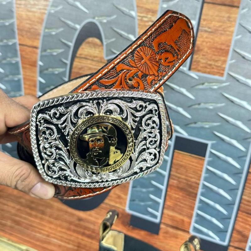 Hebilla De Metal Del Señor Guzmán for Caballero - Metallic Buckle with Unique Design and Decorative Elements